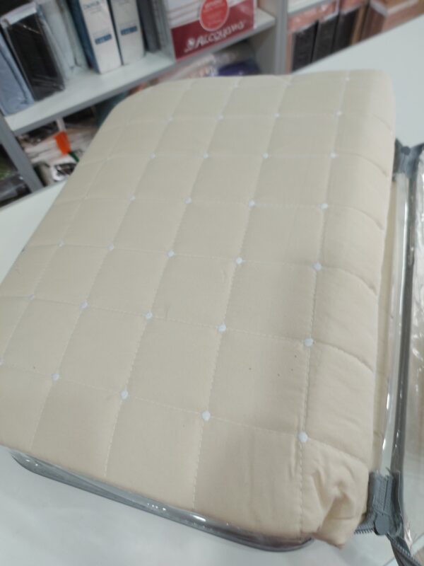 Cubrecama Cover Matelaseado Alcoyana Burgos /Arena. King Size. - Imagen 3