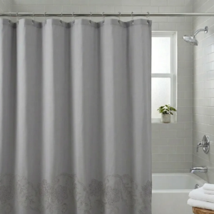 Cortina De Baño Bordada City BLanco 180 x 180cm con ganchos roller / Gris.