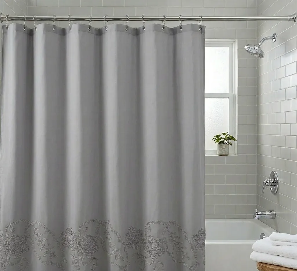 Cortina De Baño Bordada City BLanco 180 x 180cm con ganchos roller / Gris.
